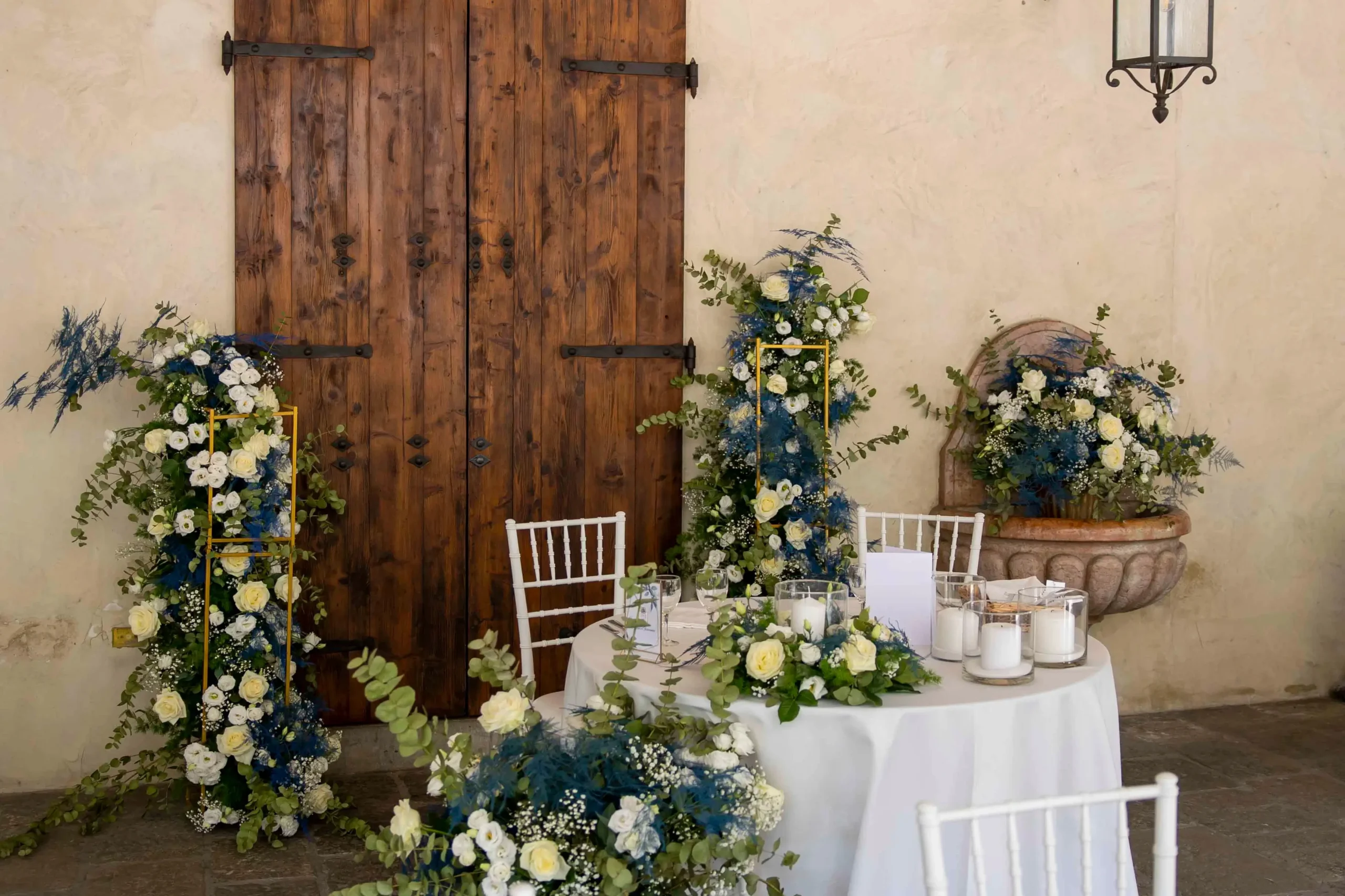 Tavolo decorato con rose blu e bianche, con candele